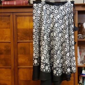 UNITI BLACK AND WHITE FLORAL SKIRT SIZE 2X